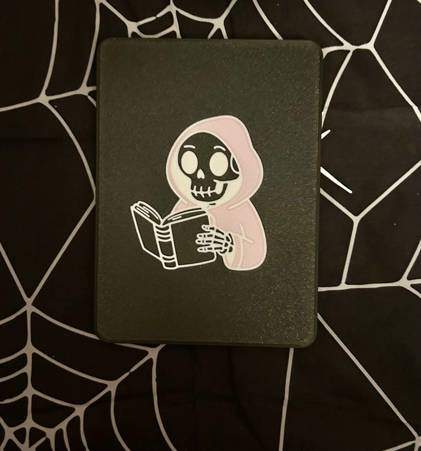 Skeleton Reading | Kindle Case