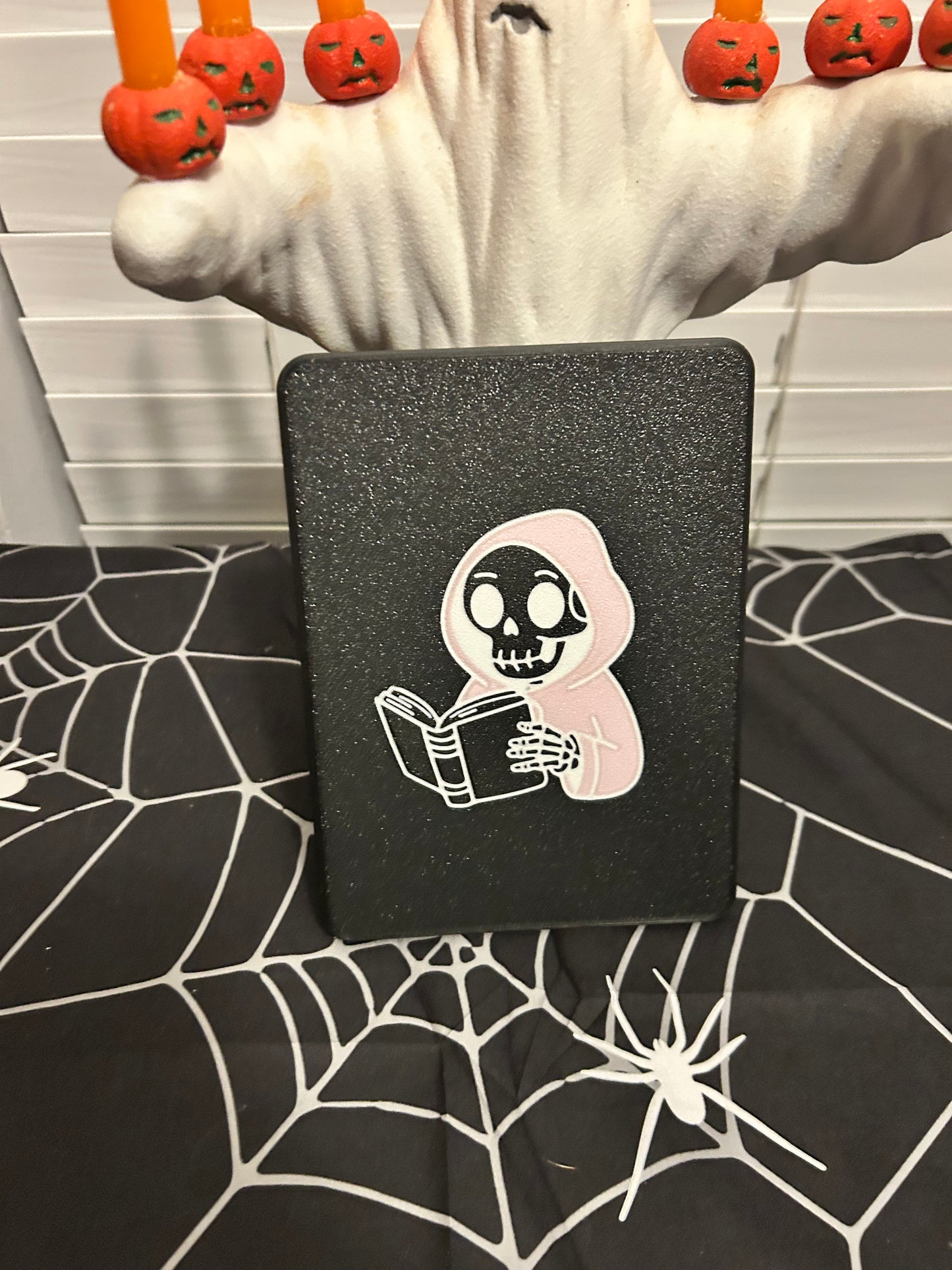 Skeleton Reading | Kindle Case